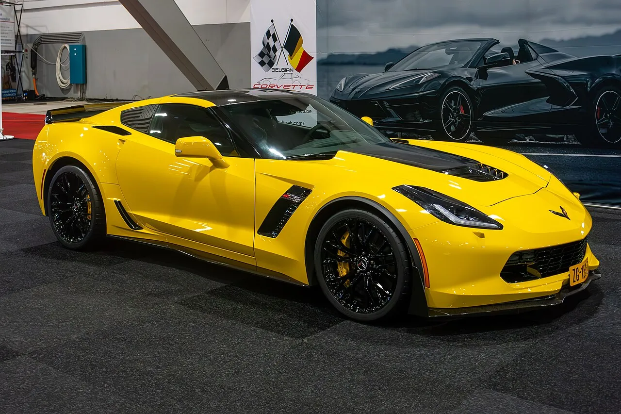 Chevrolet Corvette Z06 amarillo con paquete Z07, vista trasera