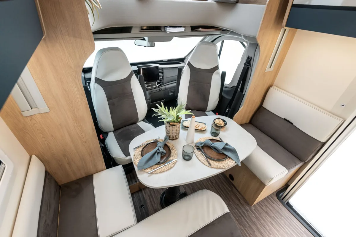 Interior del CI Horon 84 XT, salón delantero