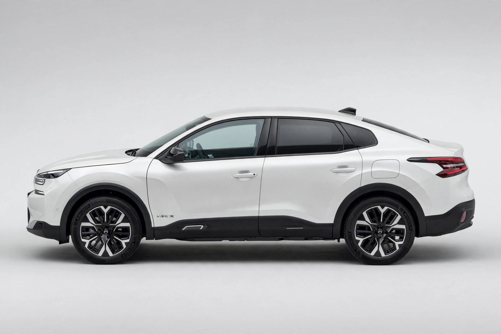 Foto oficial del Citroën C4 X Hybrid 136