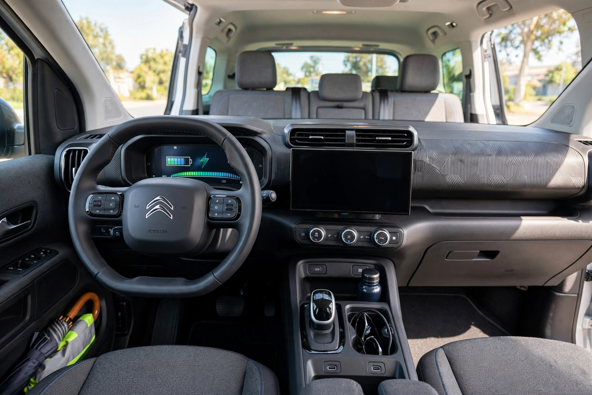 Interior del Citroën ë-Berlingo con pantalla de autonomía