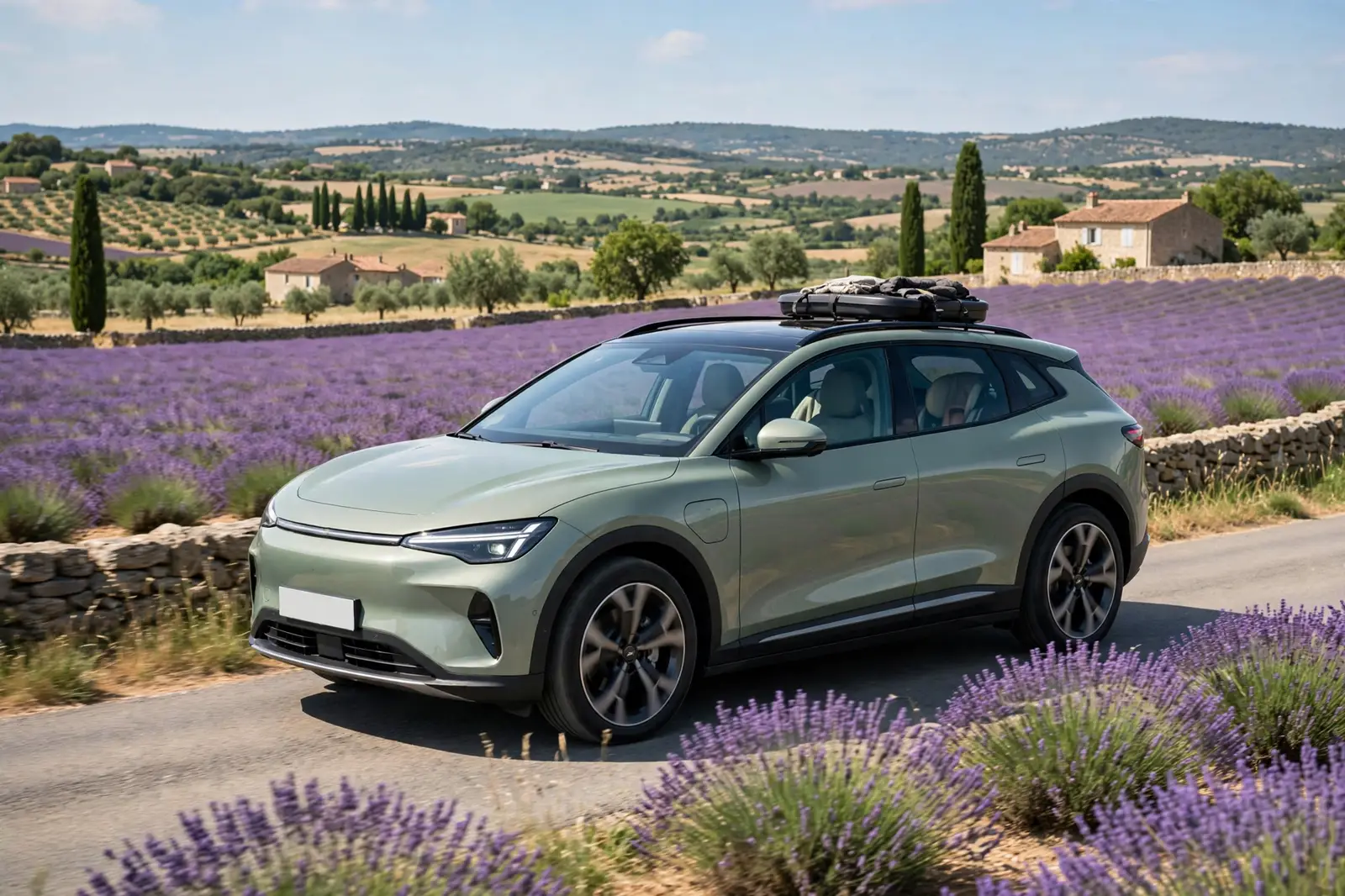 SUV eléctrico familiar verde salvia circulando por una carretera rural francesa entre campos de lavanda