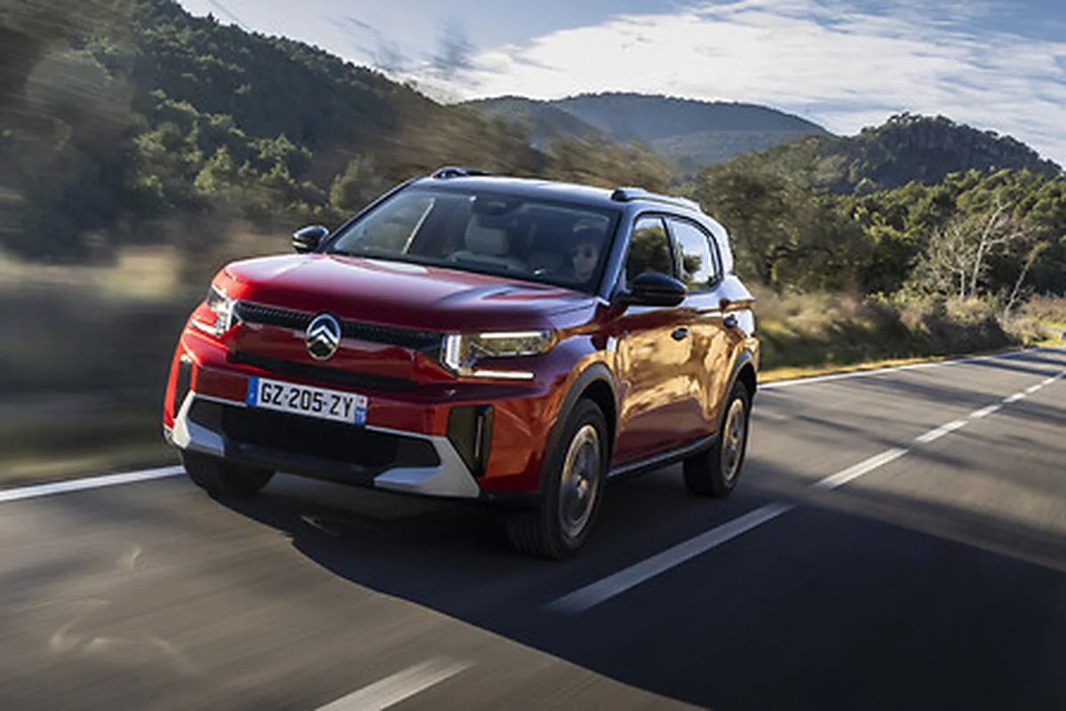 Citroën ë-C3 Aircross rojo tres cuartos frontal en carretera