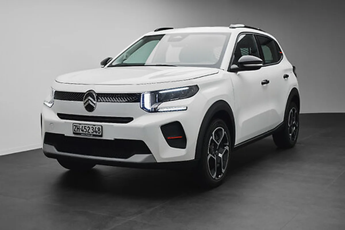 Citroën ë-C3 Aircross blanco tres cuartos frontal en estudio