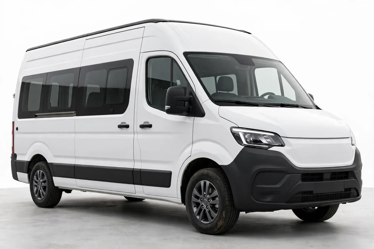 Citroën ë-Jumper blanco, vista tres cuartos en estudio