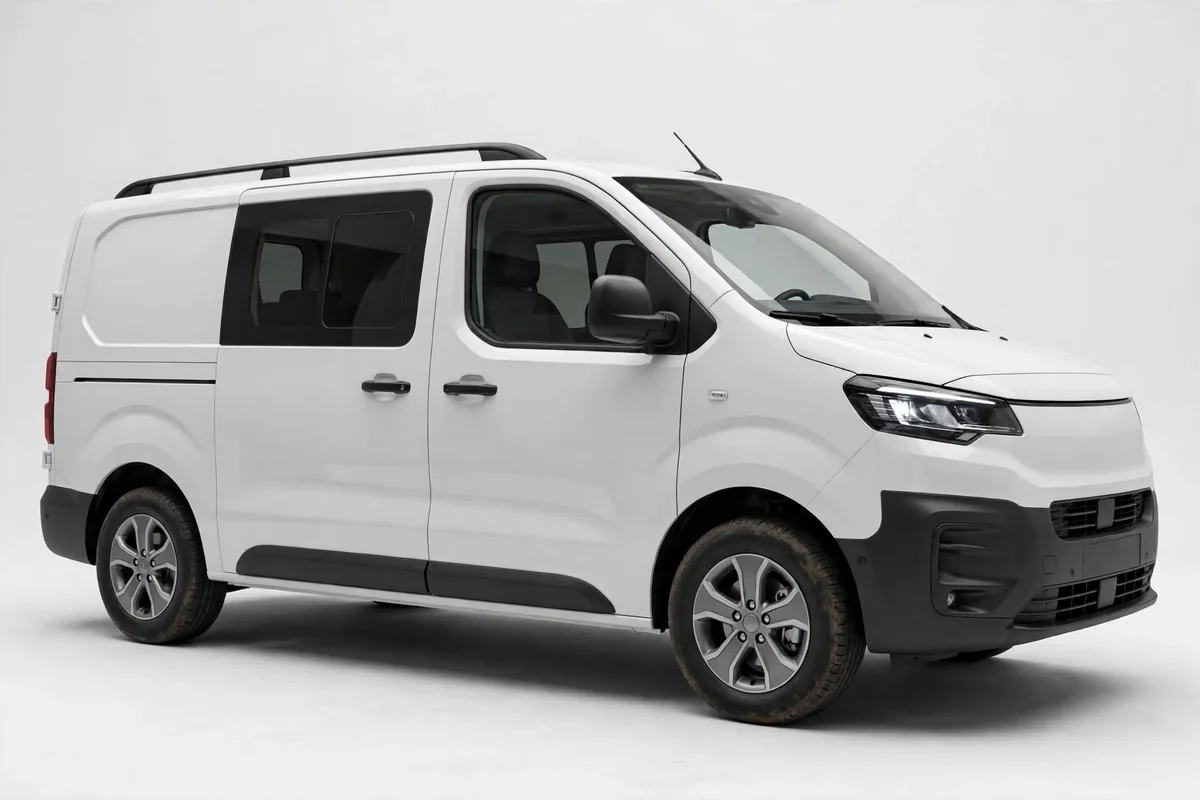 Citroën ë-Jumpy blanco, vista tres cuartos en estudio