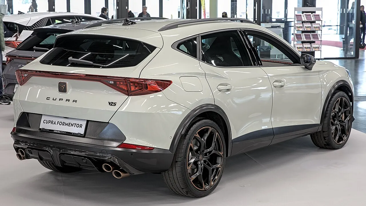 CUPRA Formentor VZ5, trasera de tres cuartos