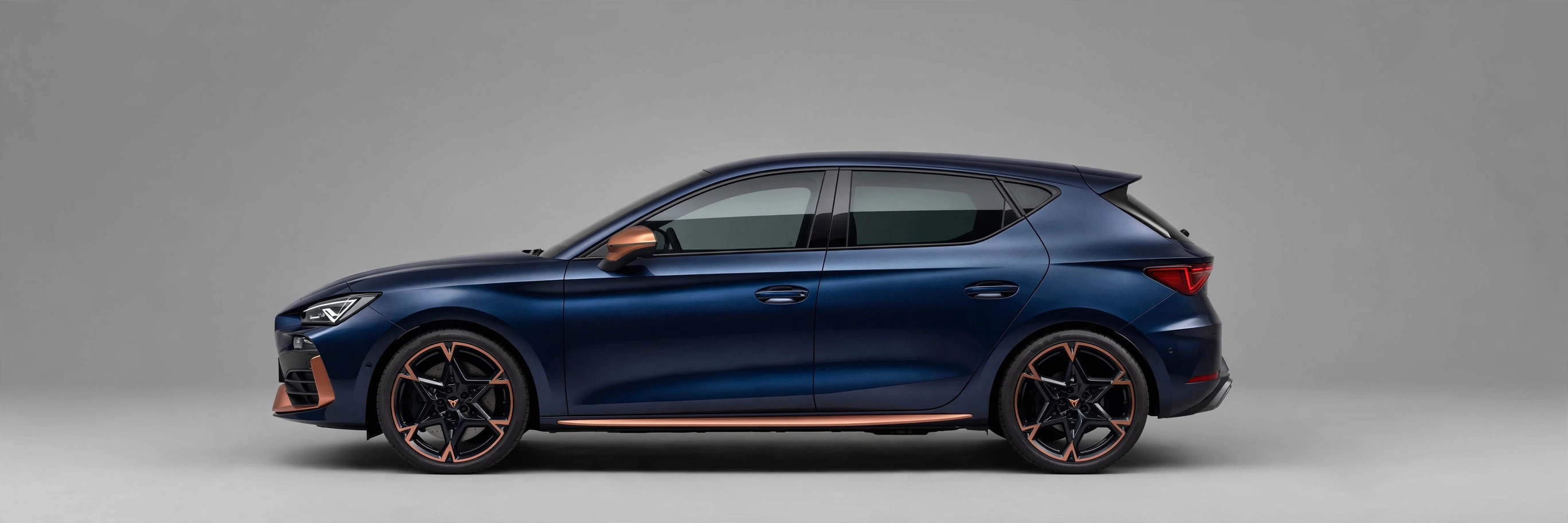 Cupra León 2025 azul oscuro, vista lateral en estudio