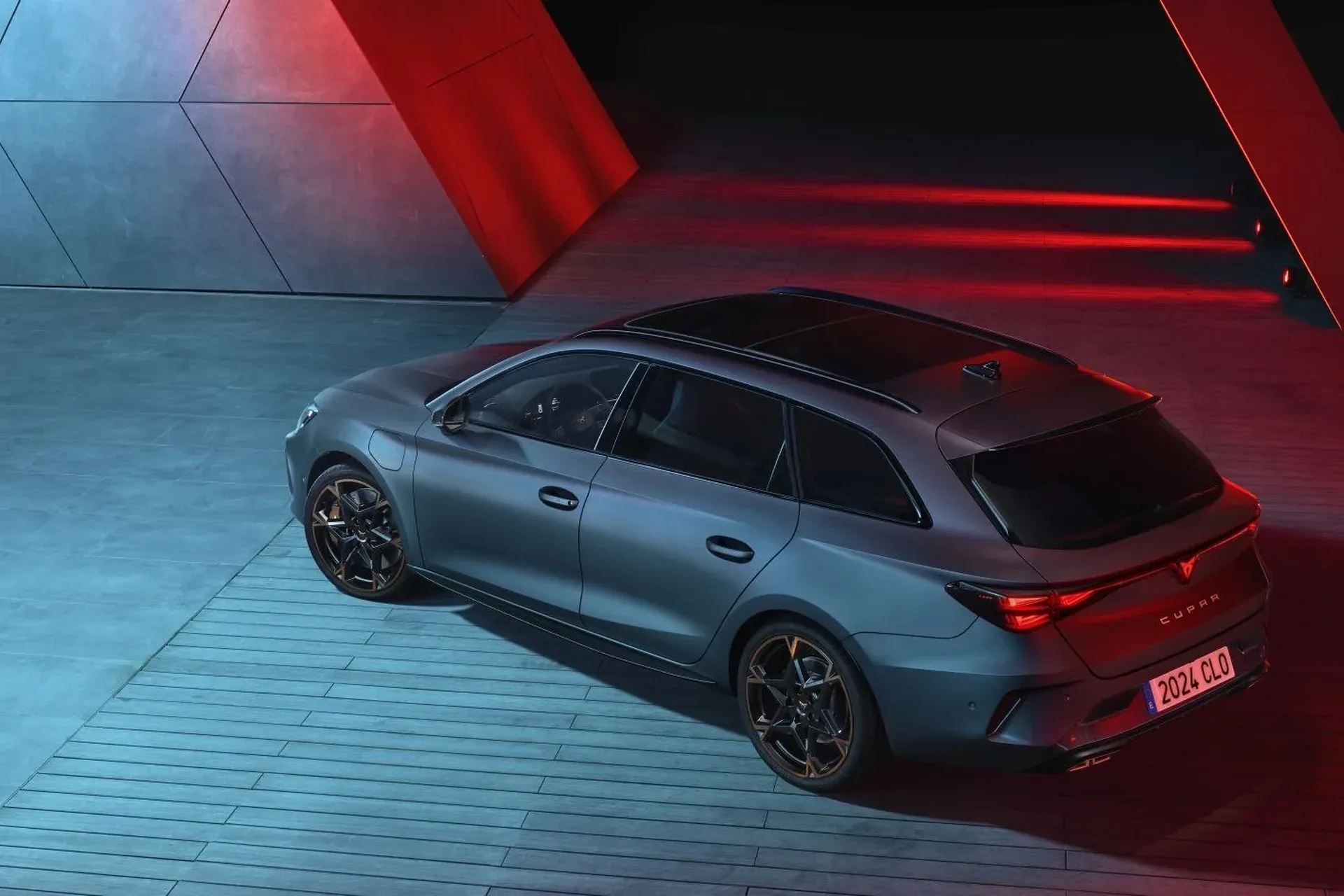 Cupra León Sportstourer gris en carretera, vista tres cuartos