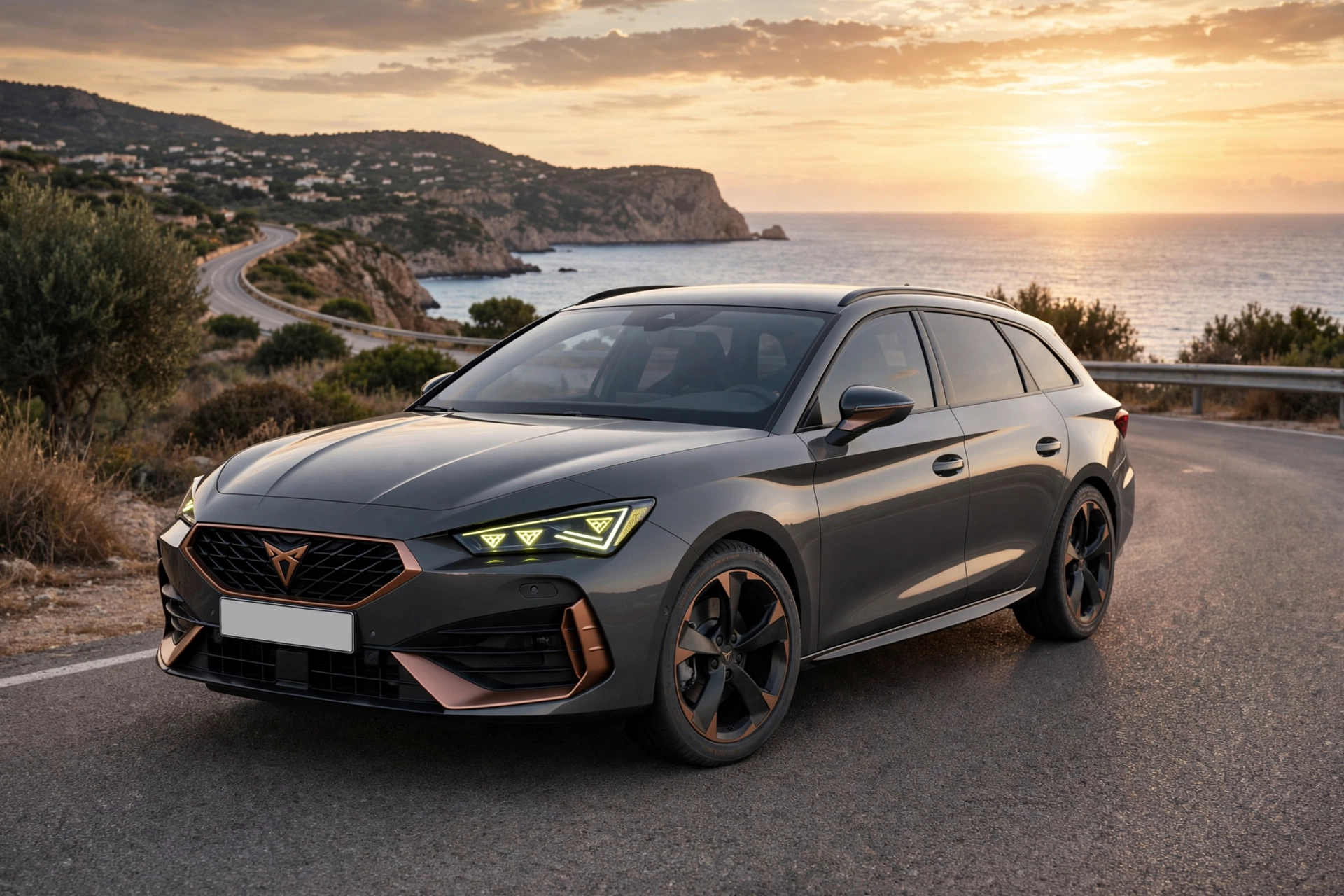Cupra León Sportstourer 2025 gris mate, familiar deportivo al atardecer en una carretera costera española