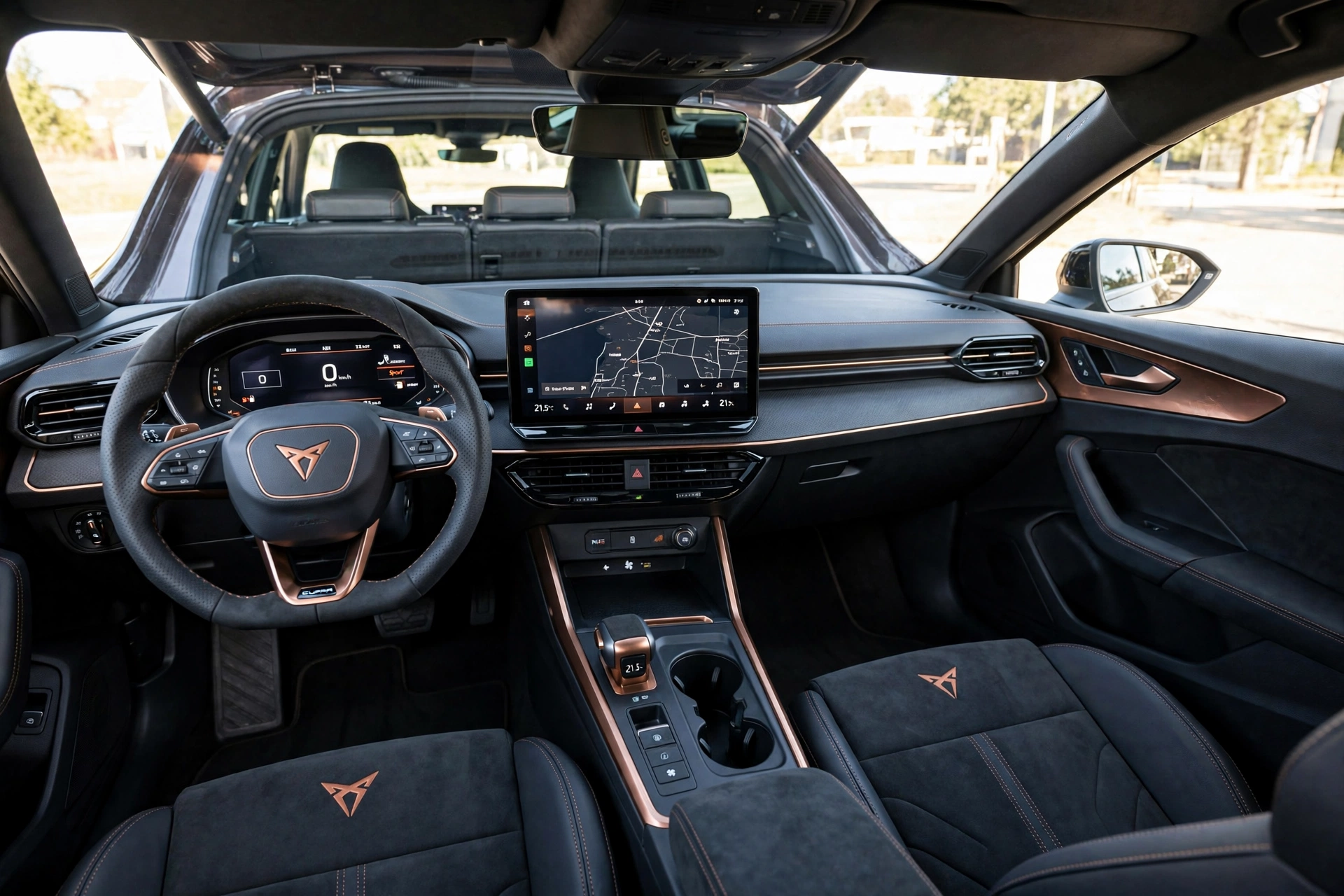 Interior del Cupra León Sportstourer 2025 con plazas traseras amplias y vista al maletero