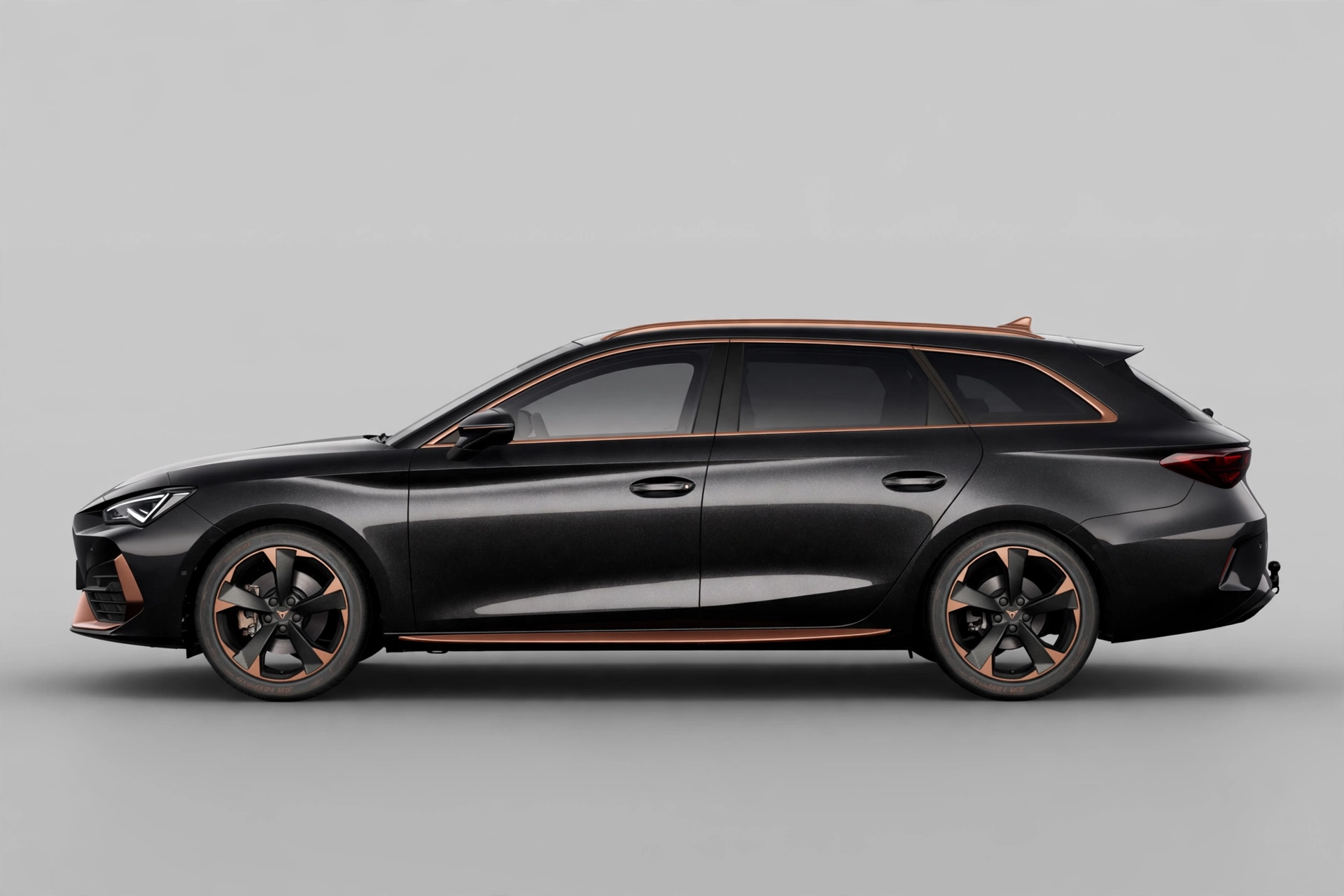 Cupra León Sportstourer 2025 negro, vista lateral en estudio mostrando su silueta de familiar