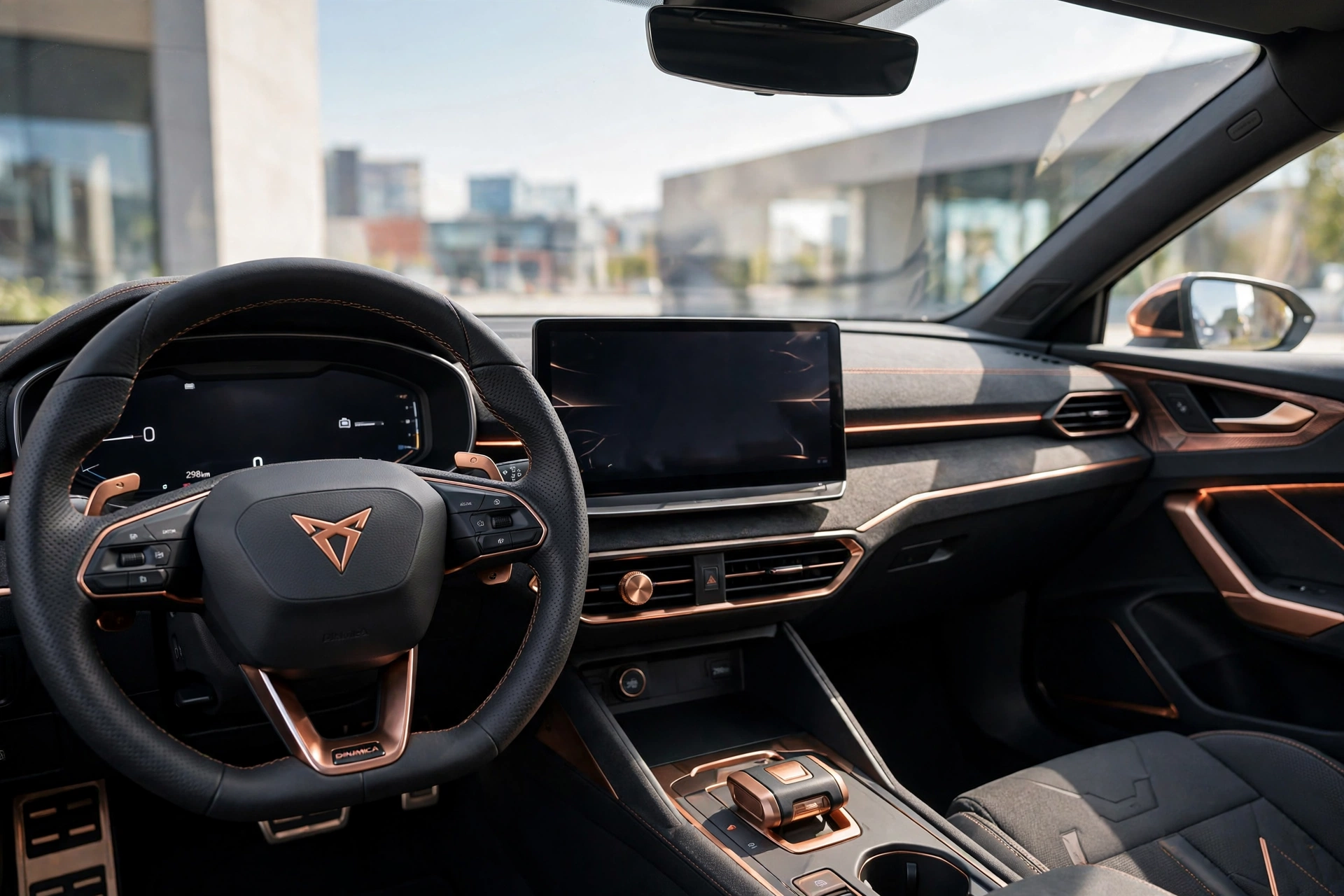 Interior del Cupra Raval con pantalla táctil central, imagen editorial