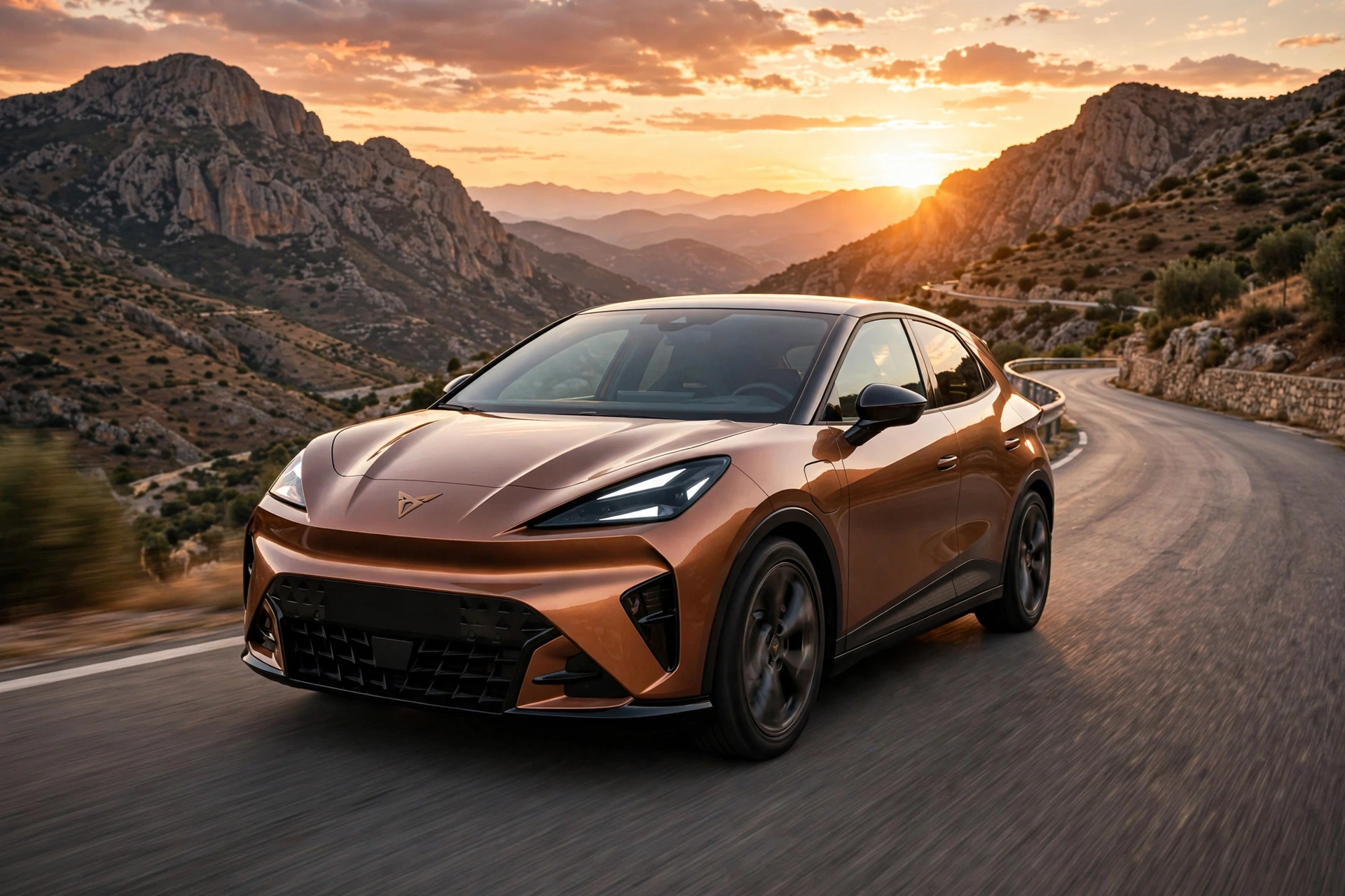 Cupra Raval eléctrico en color cobre circulando por una carretera de montaña española al atardecer