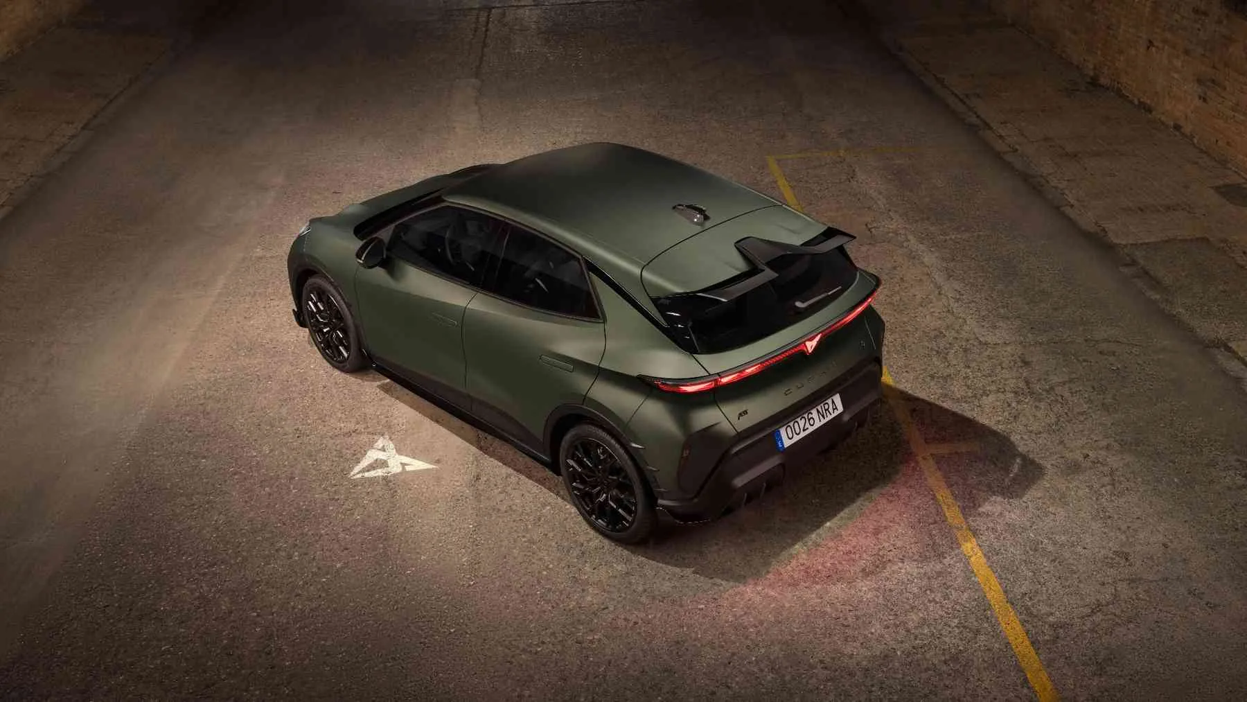 Cupra Raval VZ Custom by ABT, detalle del spoiler de techo con inscripción ABT