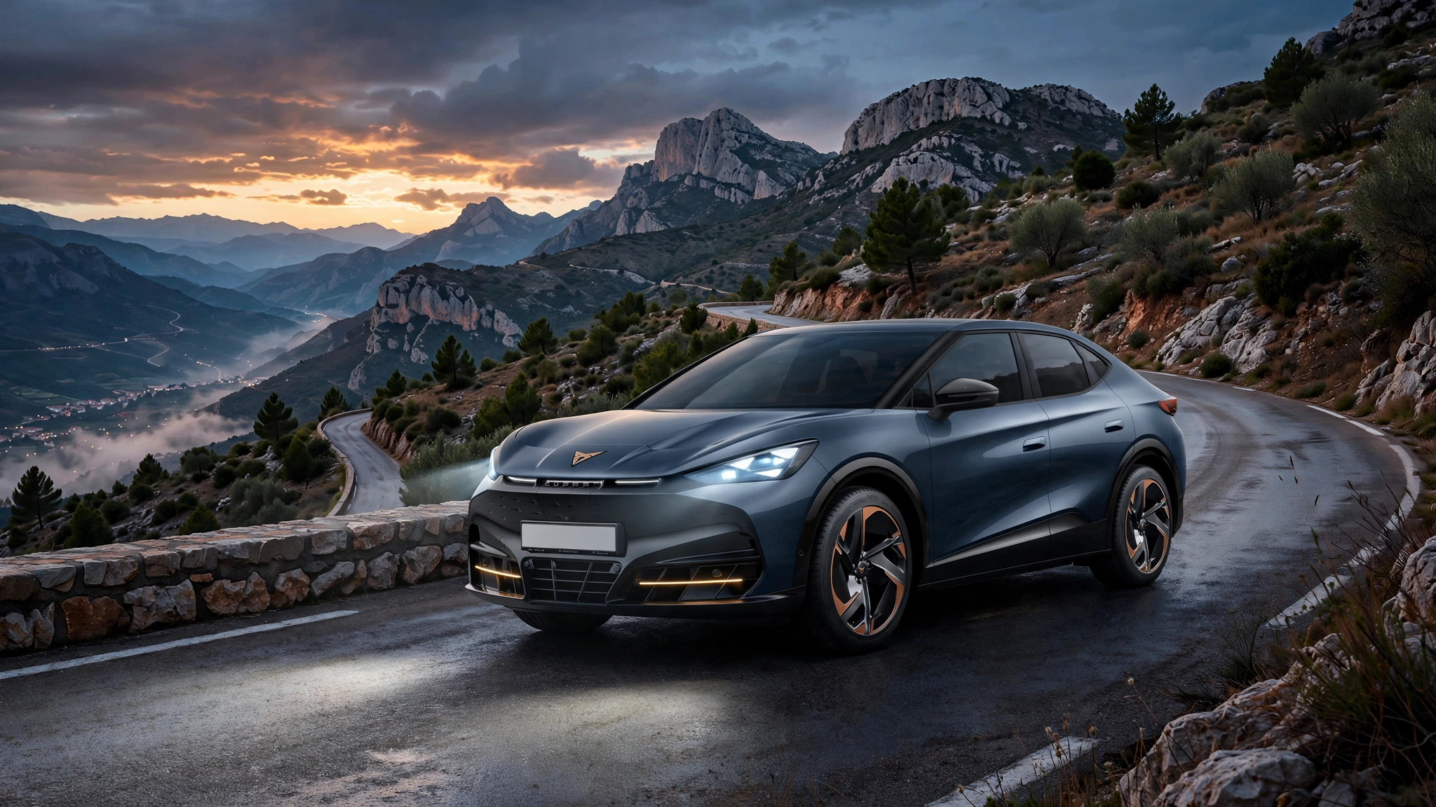 Cupra Tavascan eléctrico azul en una carretera de montaña española al atardecer