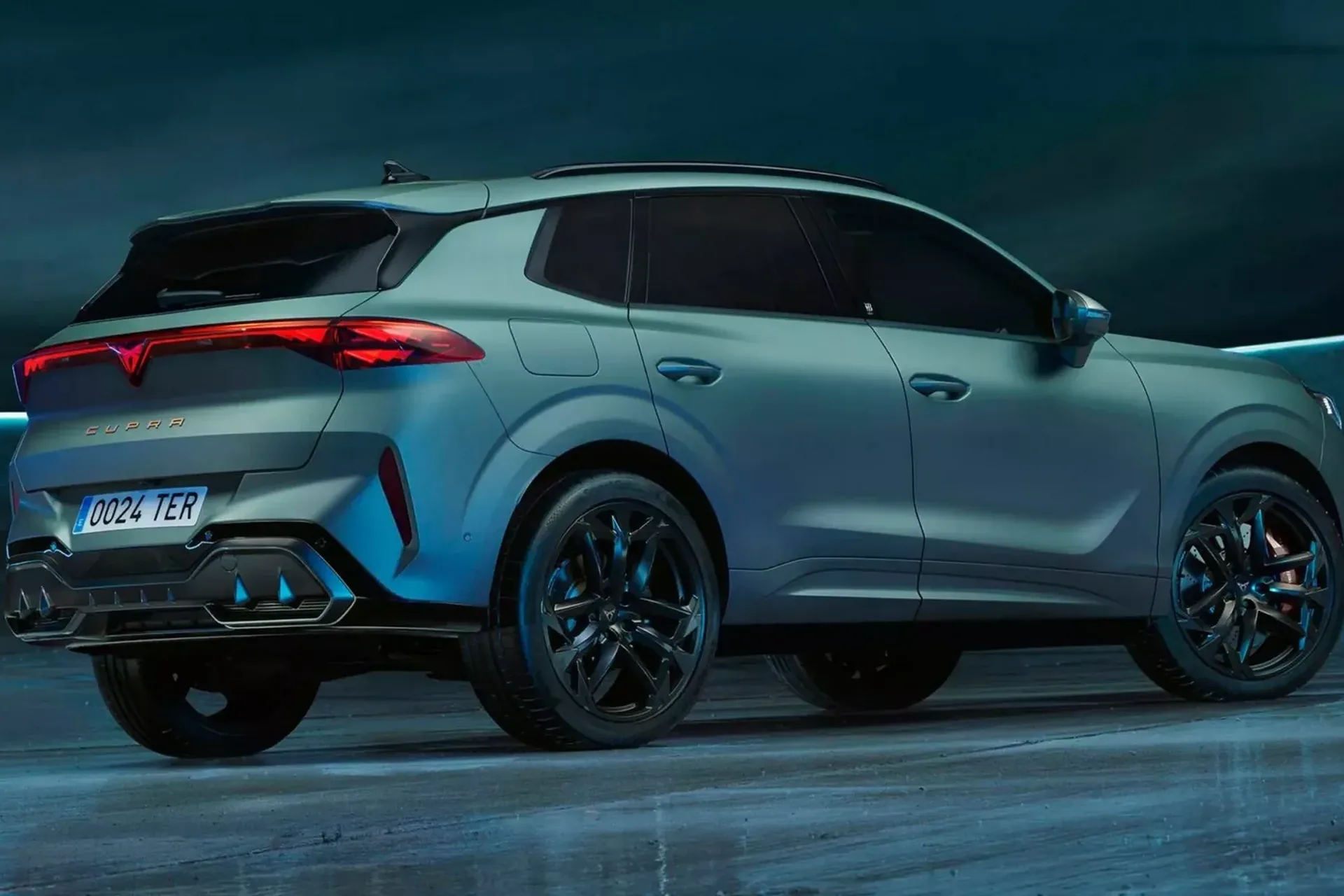 Cupra Terramar VZ e-Hybrid 2025 en carretera