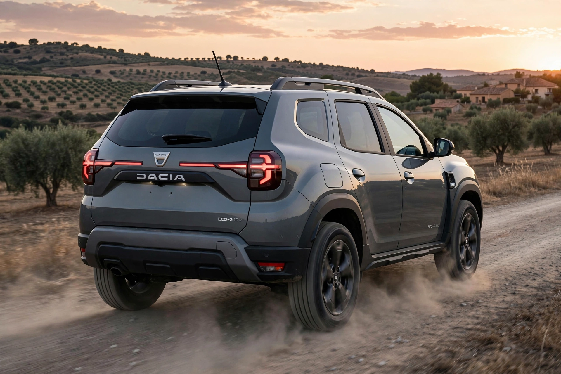 Dacia Duster ECO-G 100 2025 en azul en una carretera comarcal española