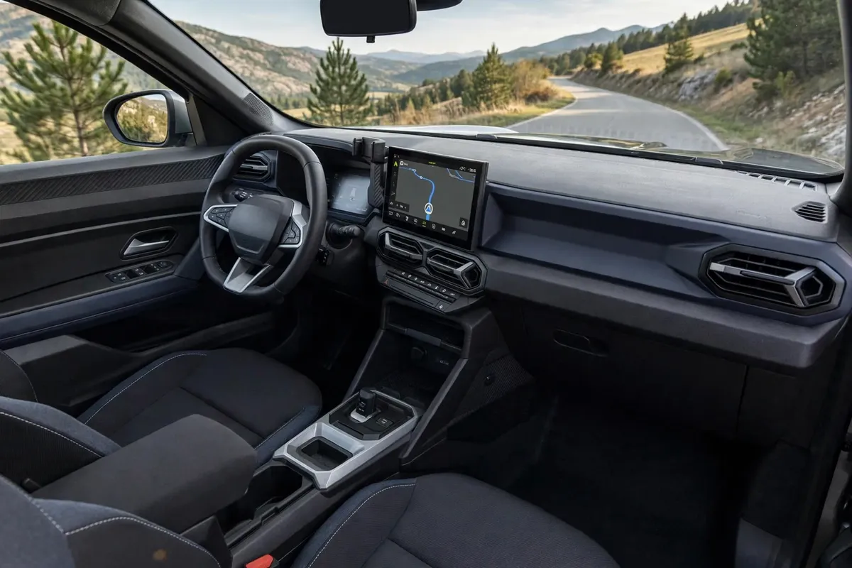 Interior oficial del Dacia Duster Hybrid 140