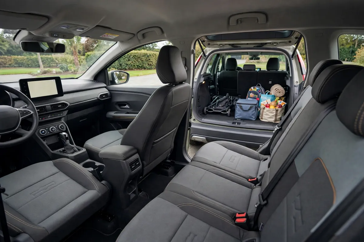 Interior del Dacia Jogger Hybrid 140 (7 plazas)