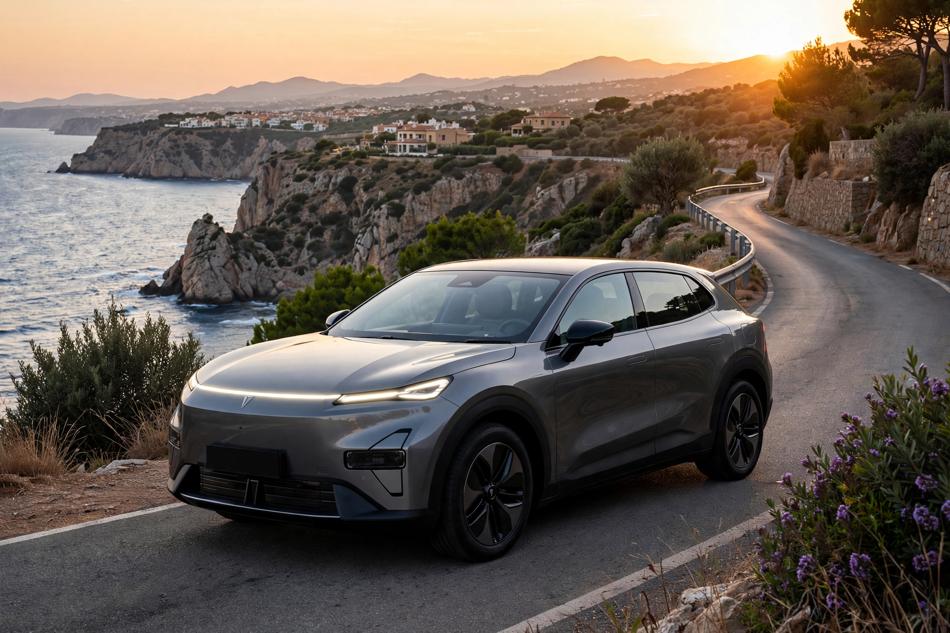 SUV eléctrico Deepal S05 gris aparcado en una carretera de costa en España