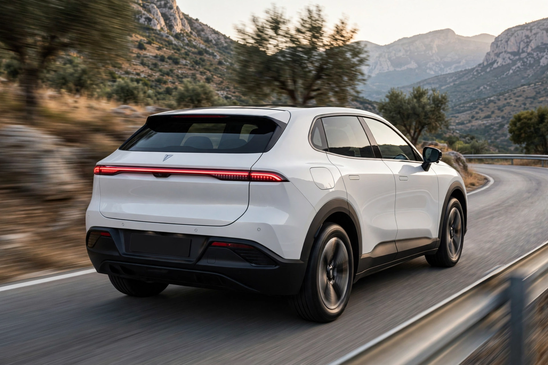 Deepal S05 AWD, vista trasera en carretera