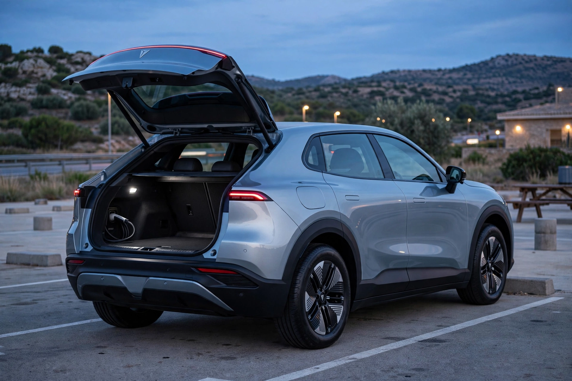 Deepal S05 PHEV, vista trasera con portón abierto