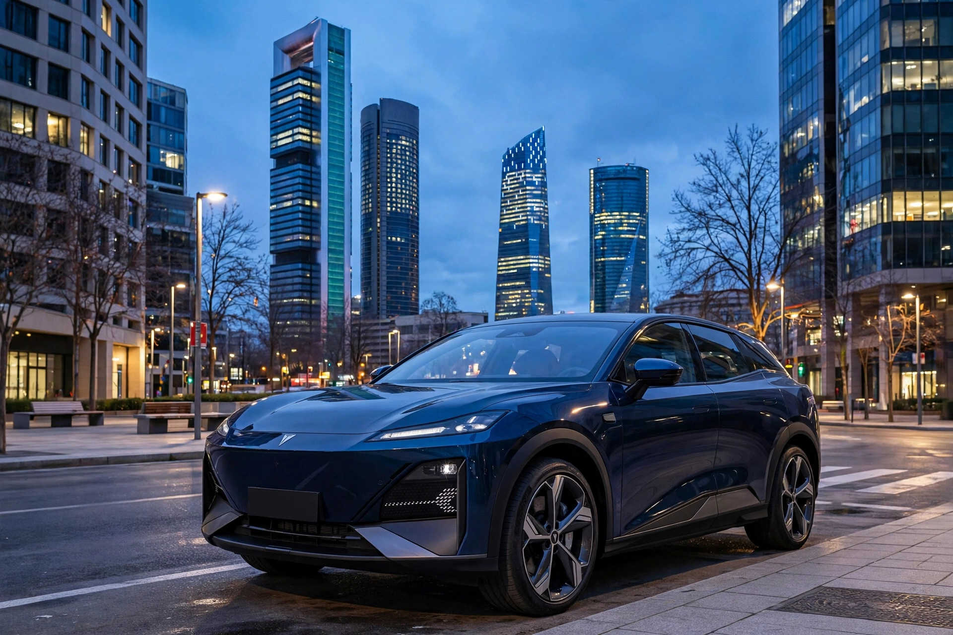 SUV eléctrico Deepal S07 azul oscuro de diseño futurista aparcado en el distrito financiero de Madrid al atardecer