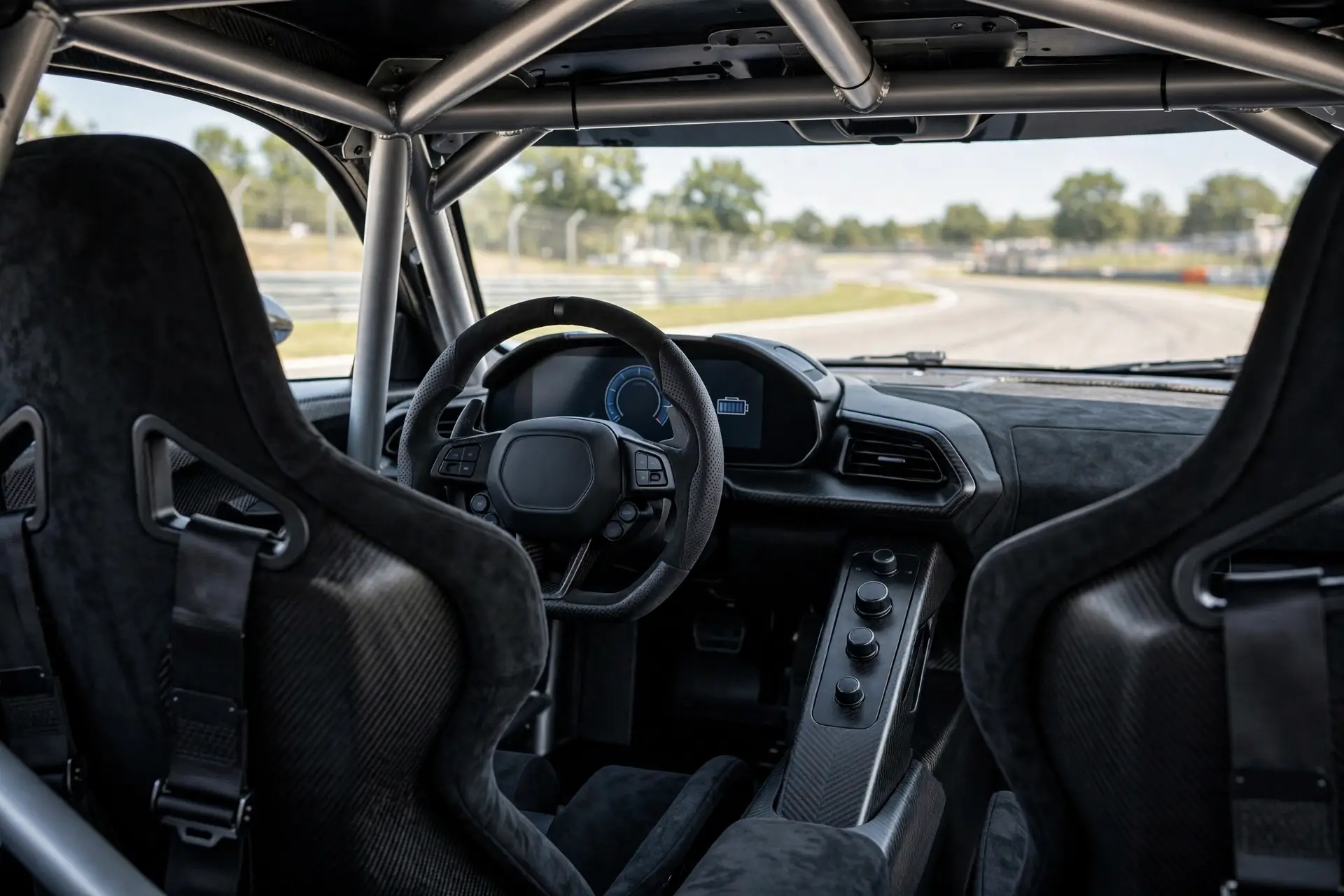 Interior del Denza Z Racing con baquets y jaula