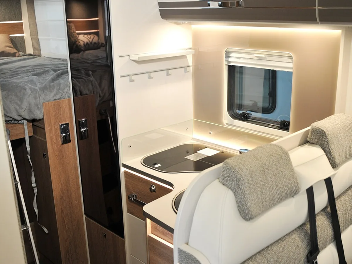 Interior de la Dethleffs Trend T 6717 EB, salón delantero