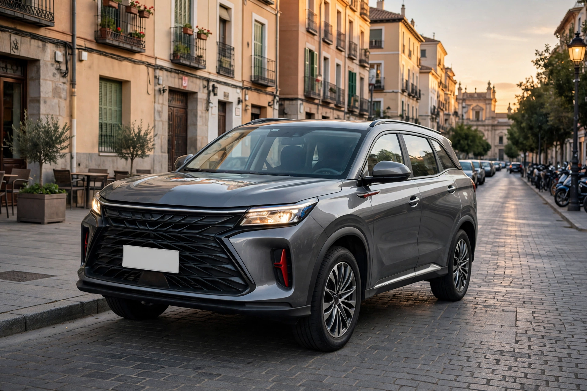 DFSK 600 gris grafito, SUV de 7 plazas, vista tres cuartos frontal en una calle española al atardecer