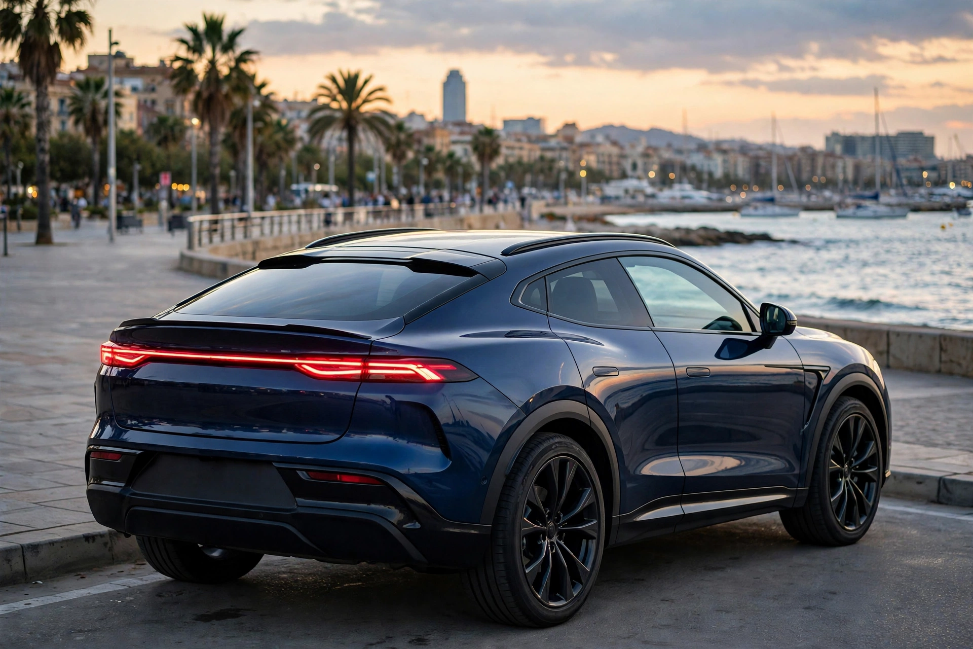 DFSK F5 azul oscuro tres cuartos trasero en el paseo marítimo de Barcelona