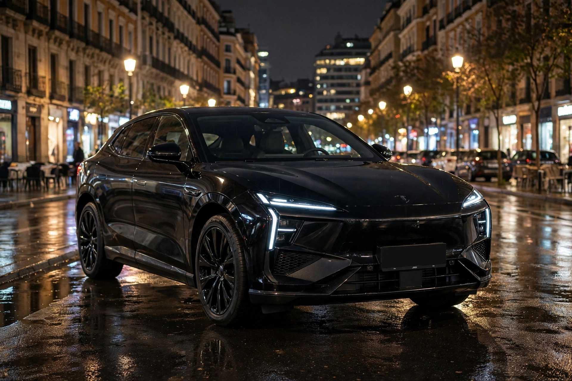 Seres 5 4WD negro ónix, SUV eléctrico deportivo de 584 CV, vista tres cuartos frontal de noche en una avenida iluminada