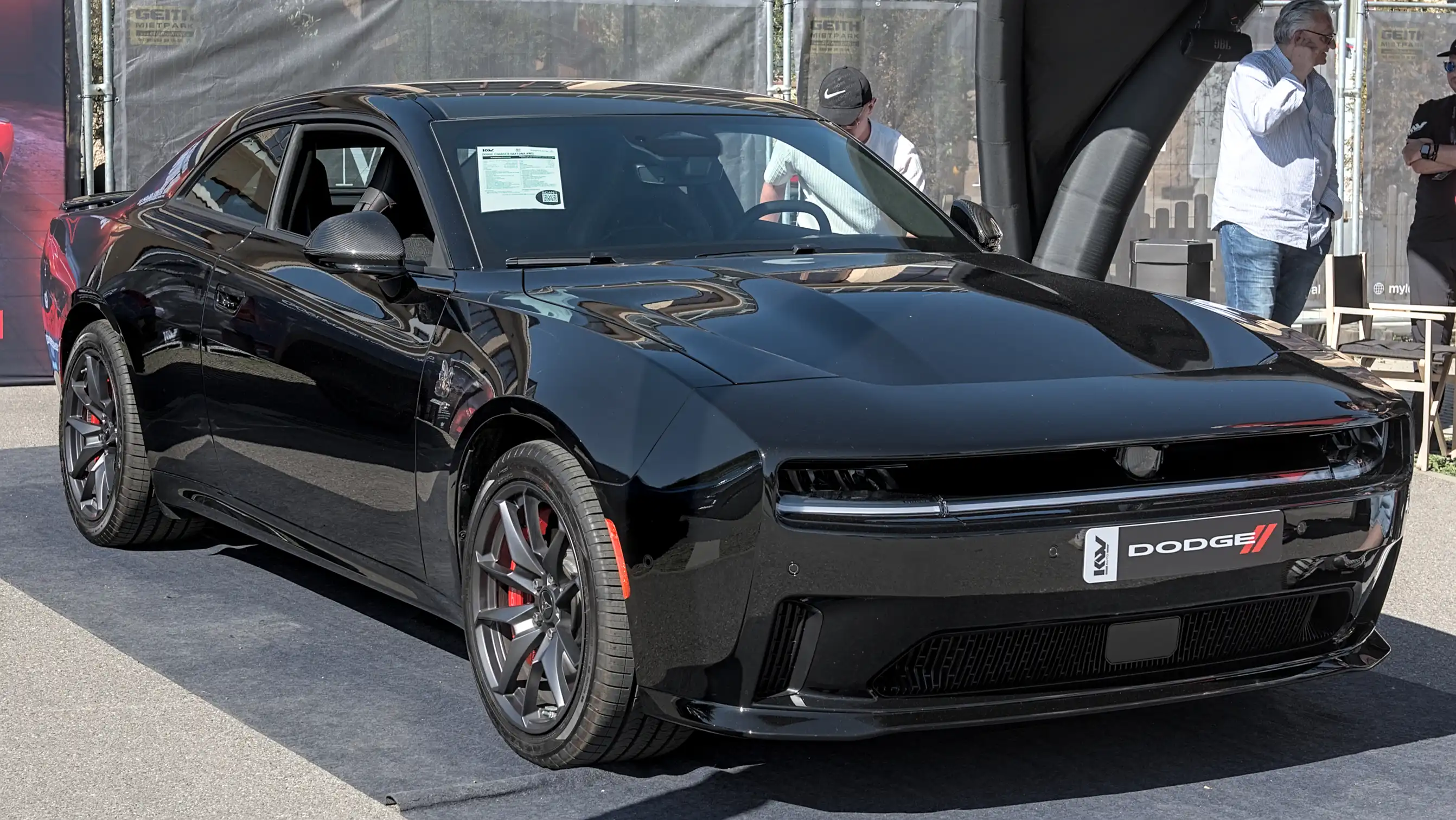 Dodge Charger Daytona, trasera con la franja LED en un circuito