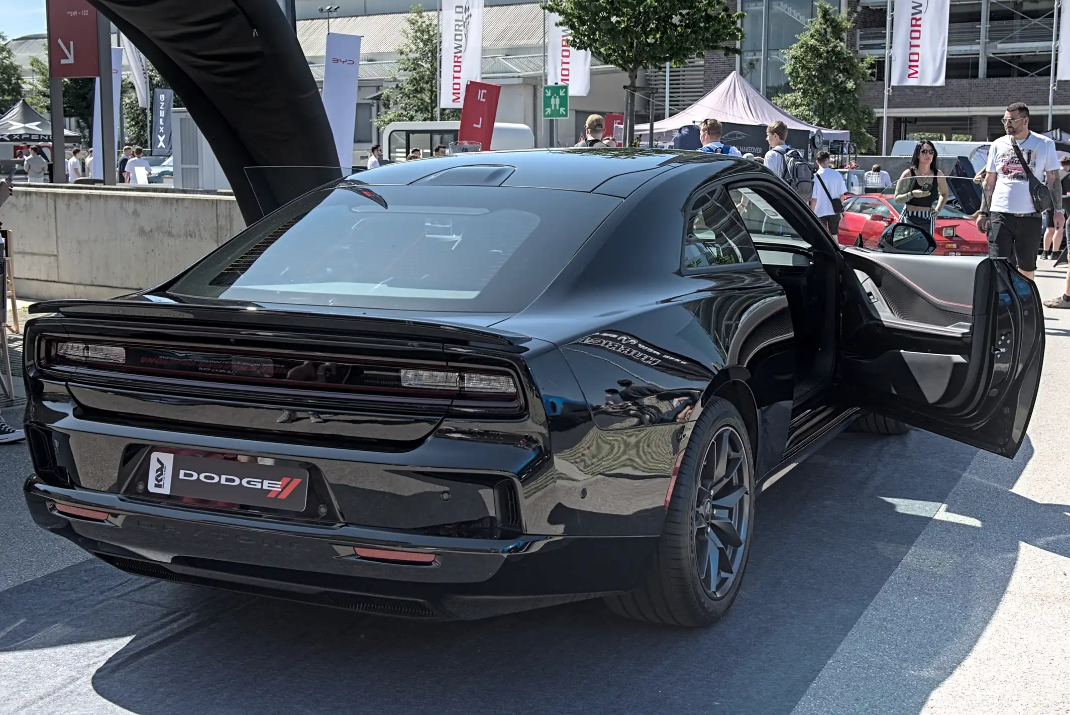 Dodge Charger Daytona blanco, tres cuartos delantero