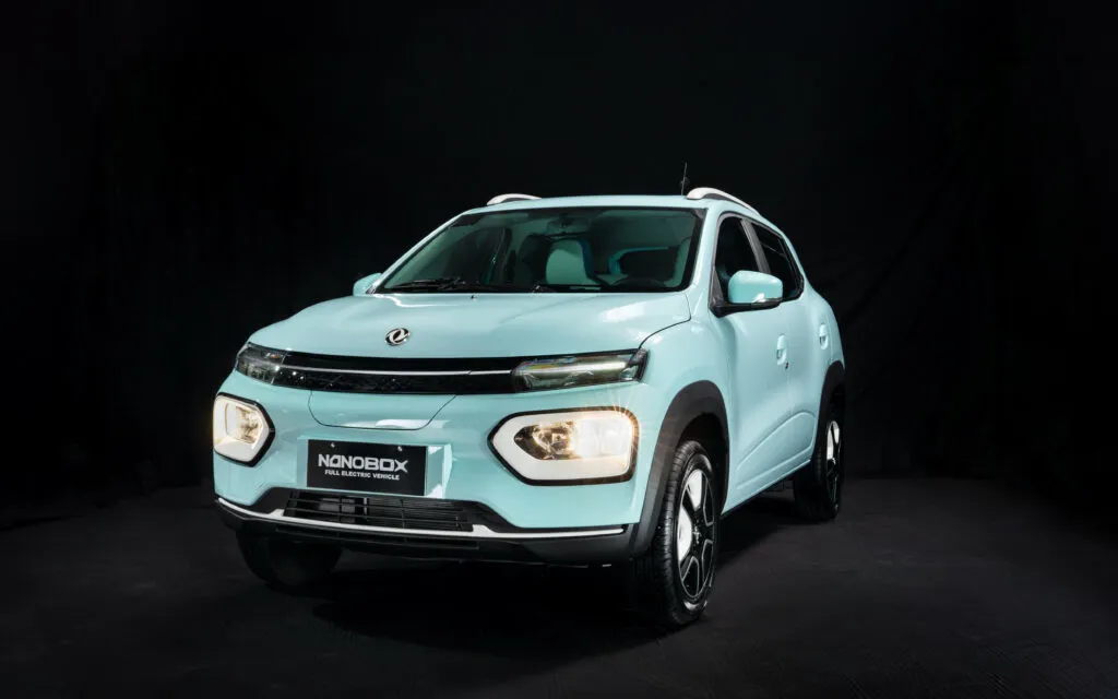 Dongfeng Nano Box azul claro, tres cuartos delantero