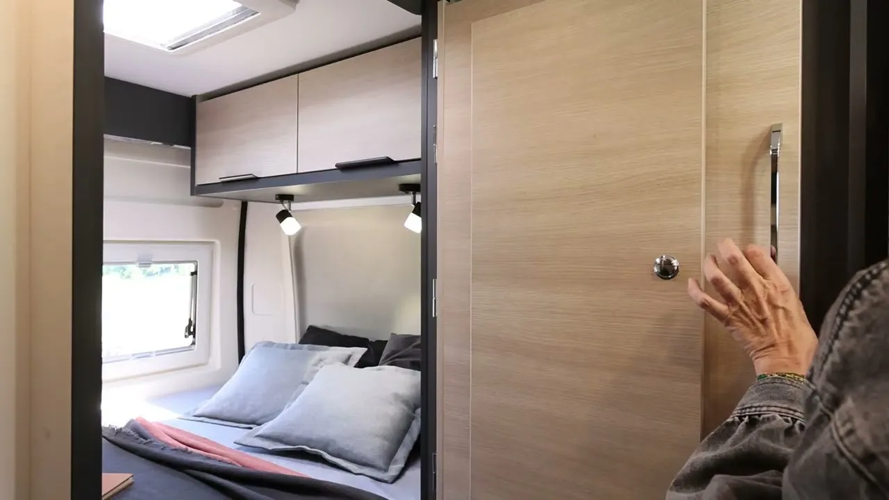 Dreamer D55, cama transversal y armario MODUL'SPACE