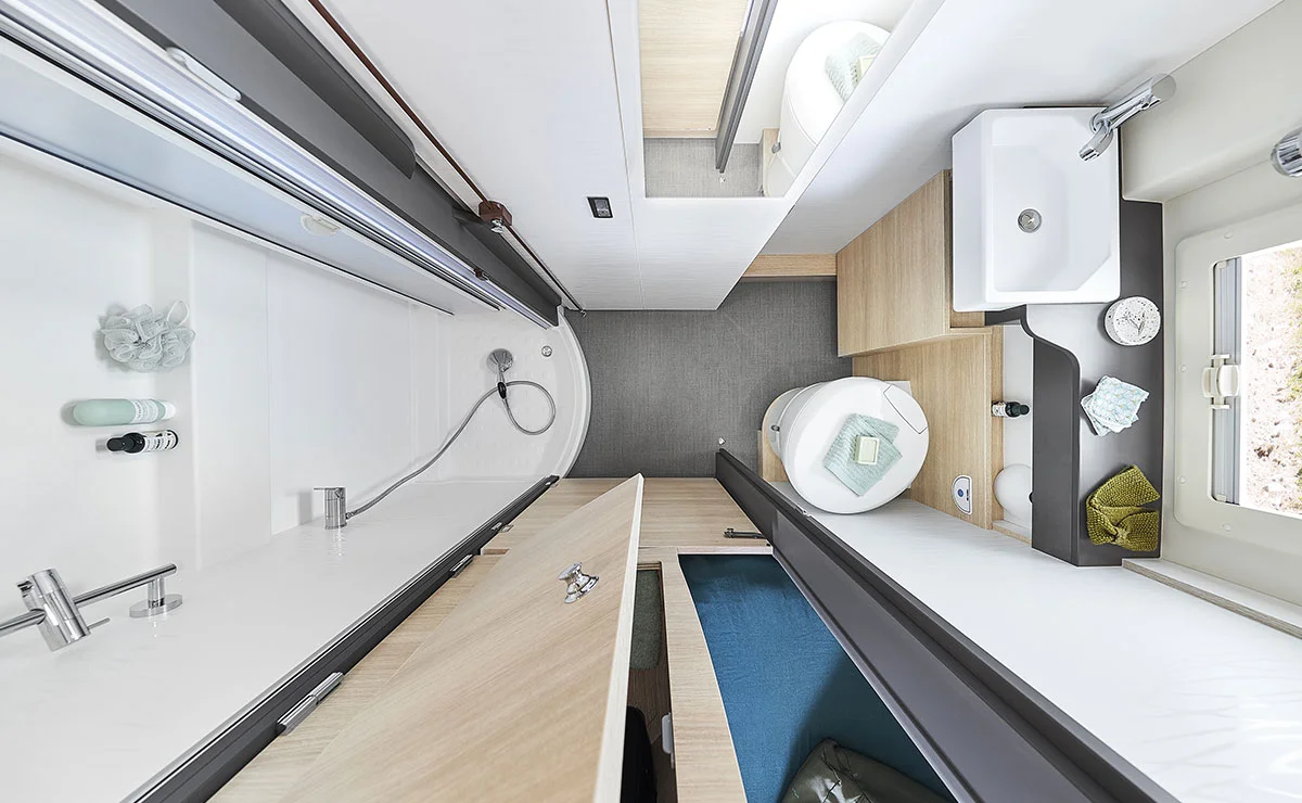 Baño Modul'Space del Dreamer D55 UP con armario pivotante (foto oficial Dreamer)