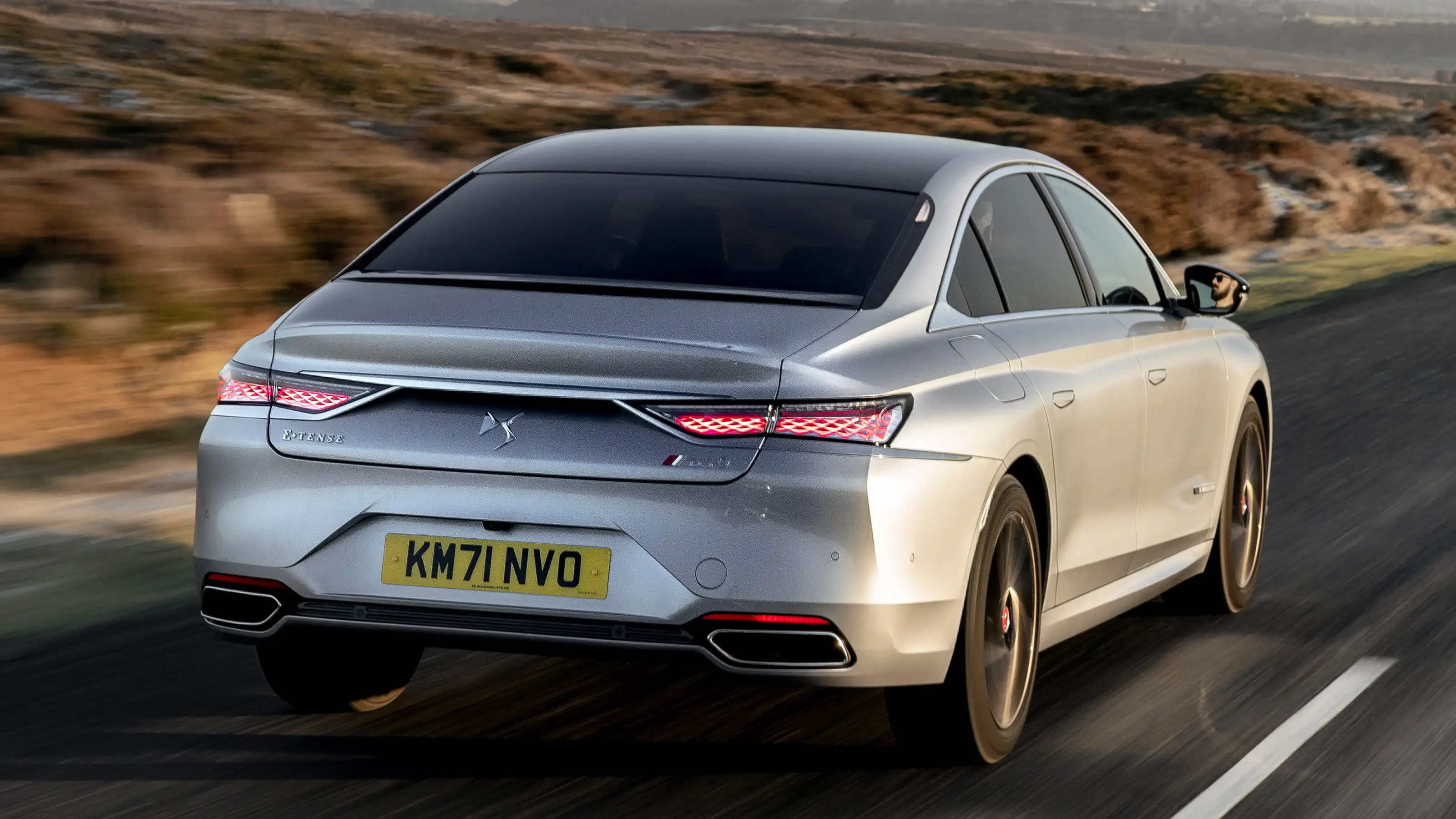 DS 9 E-Tense plata, vista frontal con la placa DS 9