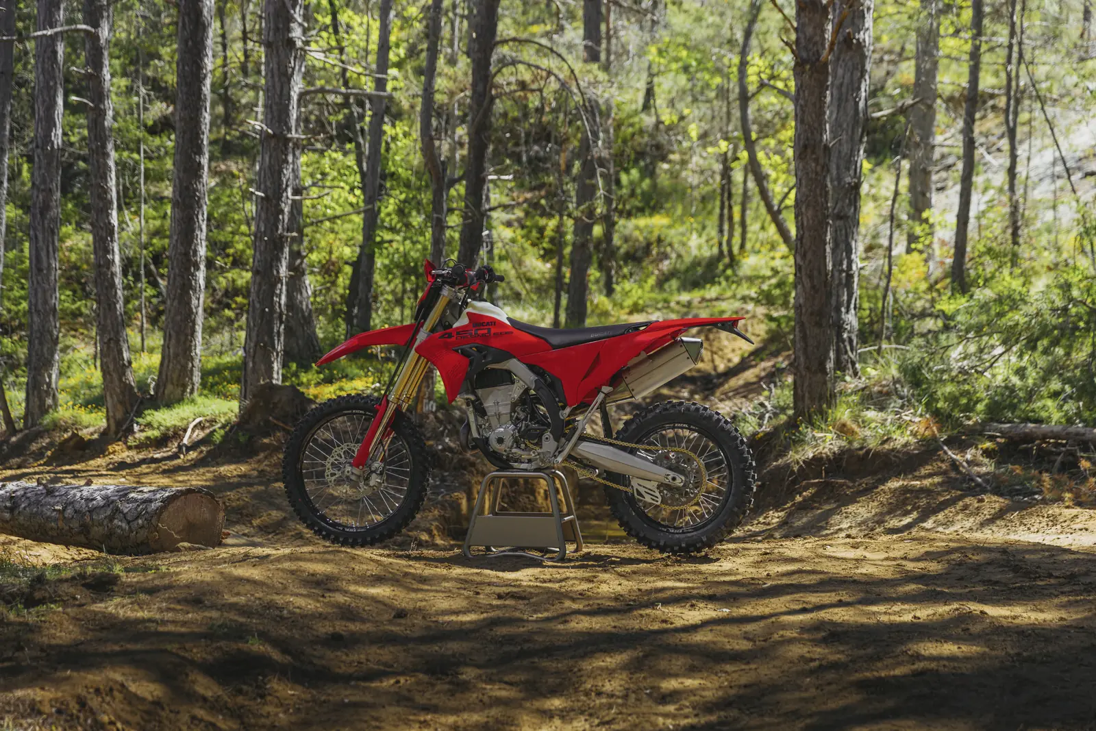 Ducati Desmo450 EDS 2026, vista lateral en foto oficial de Ducati