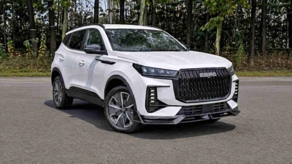 Ebro S400 2027 híbrido en blanco, vista tres cuartos delantera con la nueva parrilla octogonal