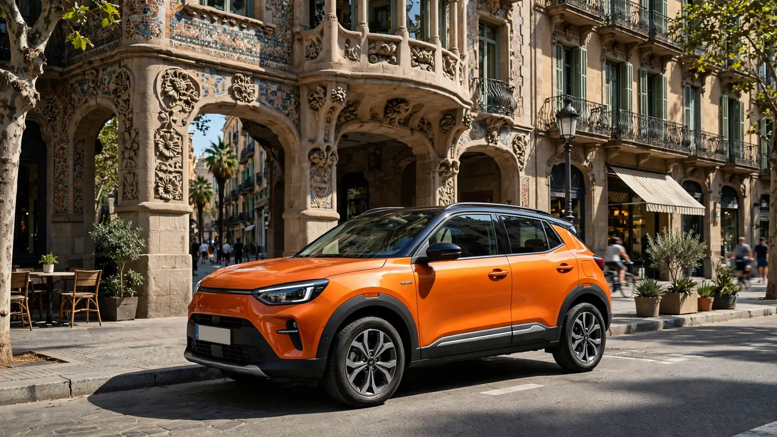 SUV híbrido compacto naranja aparcado en una calle de Barcelona con arquitectura modernista