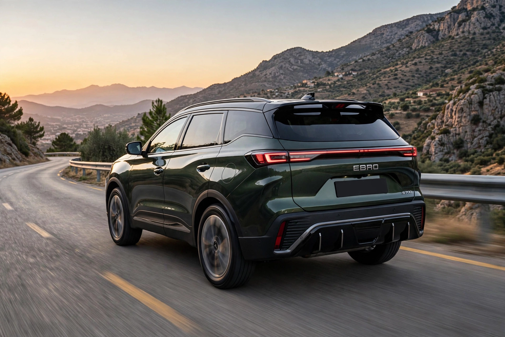 Ebro S700 HEV verde, vista trasera en carretera de montaña