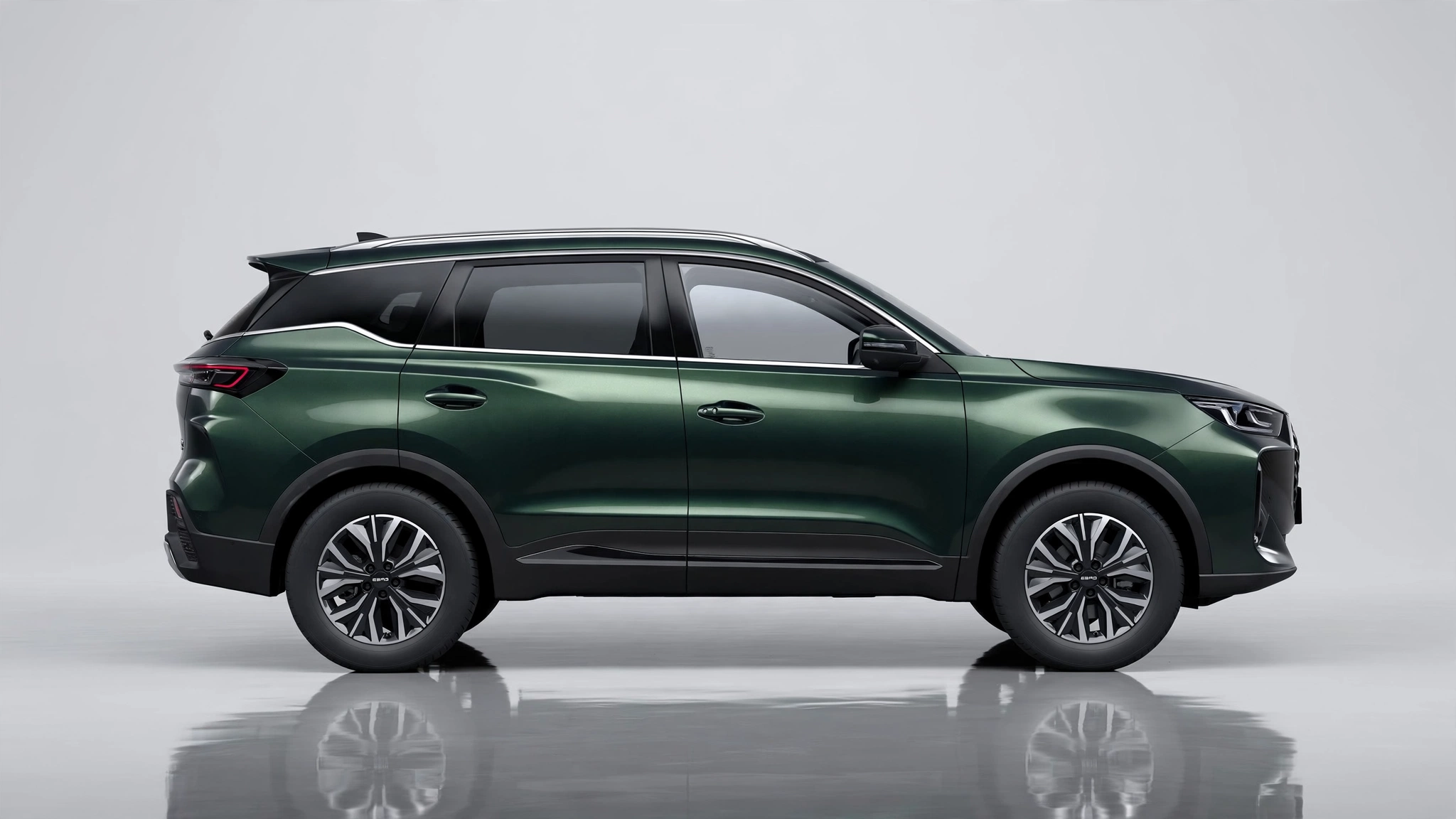 Ebro S700 HEV verde, vista lateral en estudio
