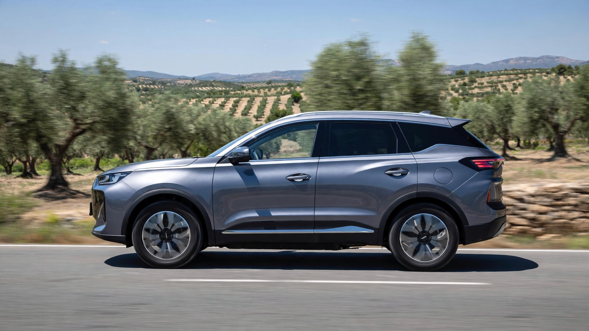 Ebro S700 PHEV gris circulando entre olivares