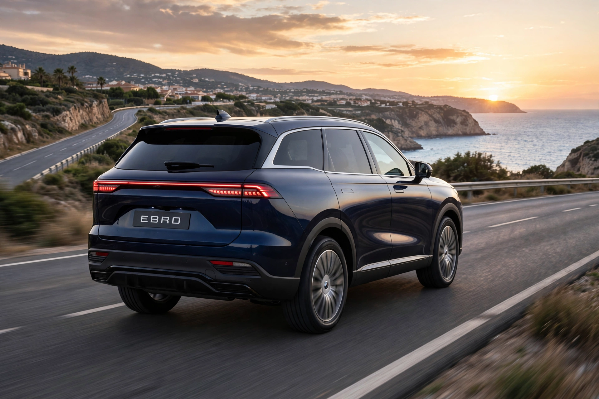 Ebro S900 PHEV azul circulando por la costa al atardecer