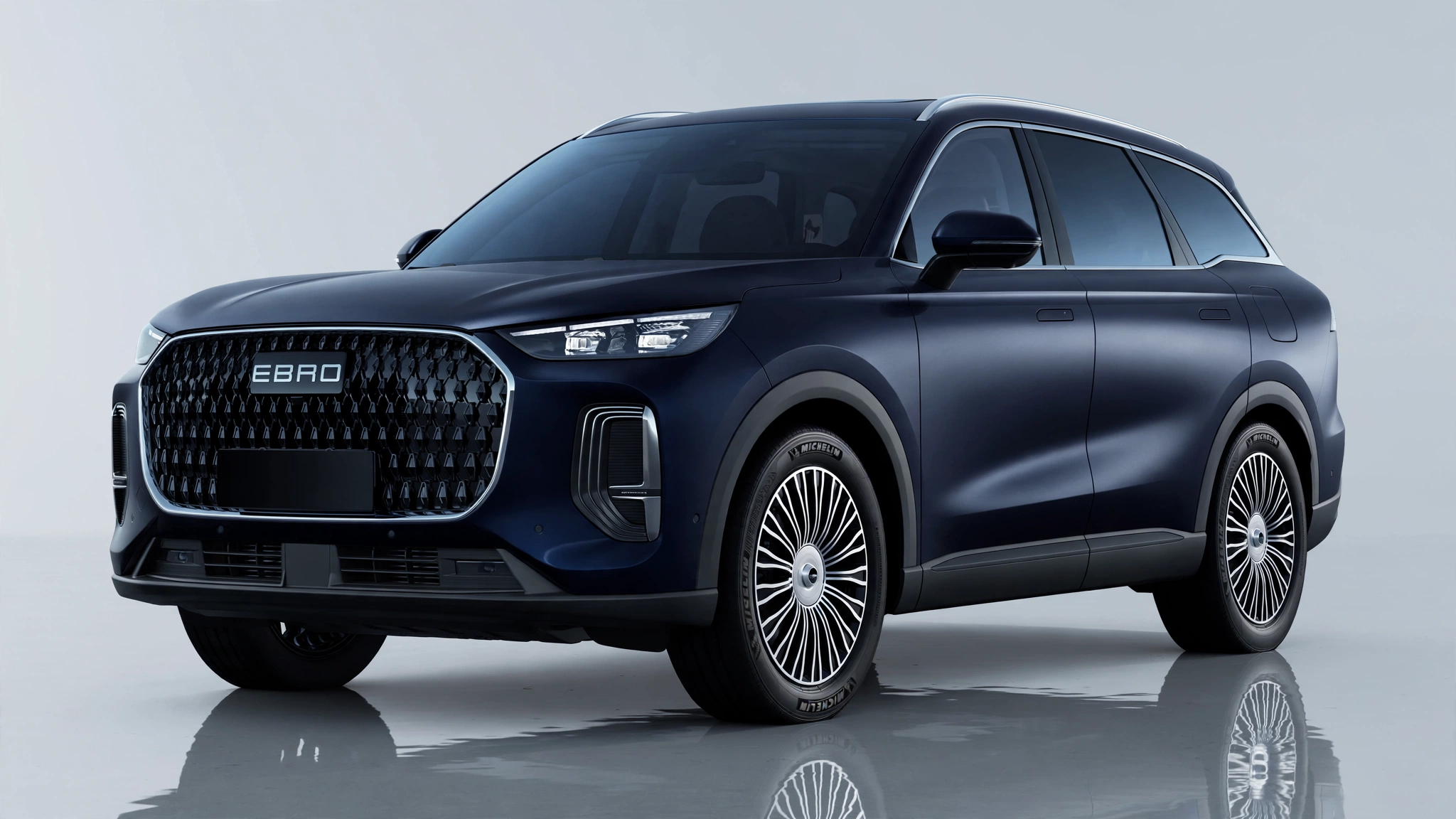 Ebro S900 PHEV azul, tres cuartos frontal en estudio