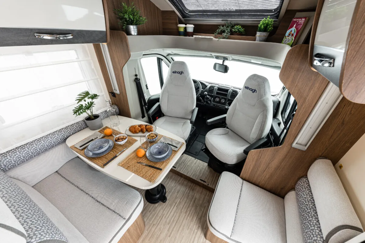 Salón del Elnagh Baron 565 (foto oficial)