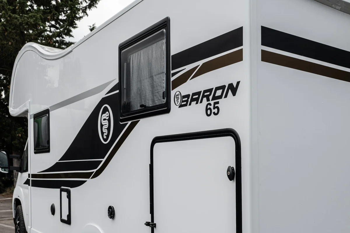 Foto oficial de la Elnagh Baron 565