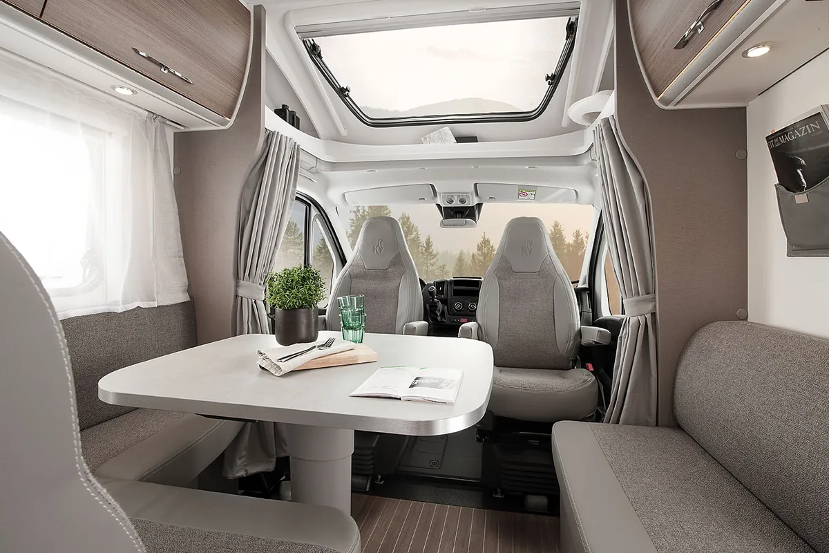Interior del Etrusco T 7400 SB, salón y dormitorio con camas gemelas