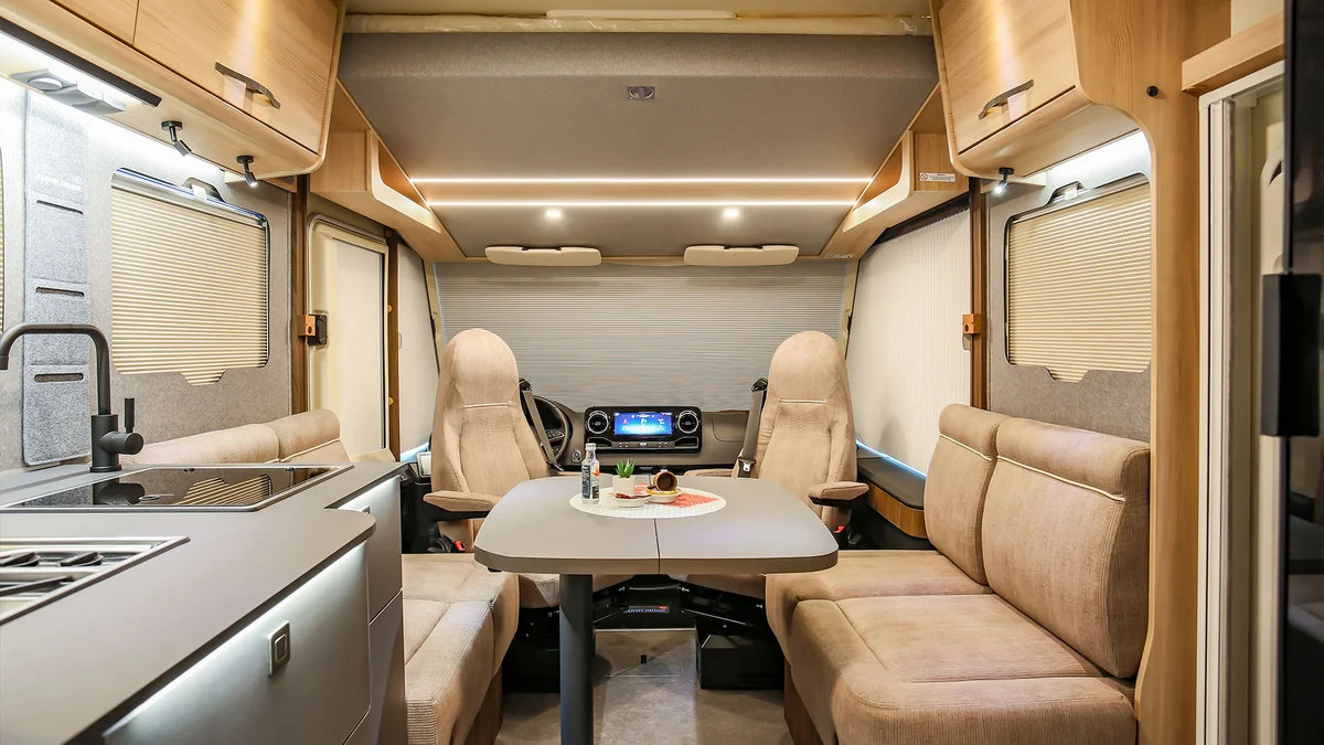Interior de la Eura Mobil Integra Line GT IL 726 EF, salón cara a cara